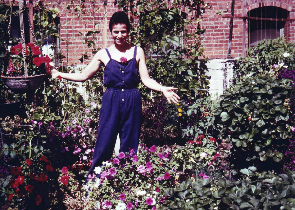In 1987 my rooftop garden won 
	the New American Garden Contest 
Special Merit Award from the National Gardening Association. The National Gardening Magazine featured a 6 page 
article on my container garden.